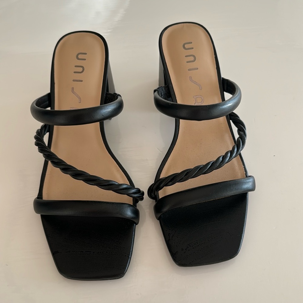 UNISA scrappy sandal.